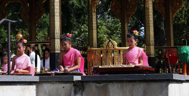 Talented girls played Khim, a Thai string instrument in the Pavilion. Khim has become a dying art as it requires years of training and dedication.