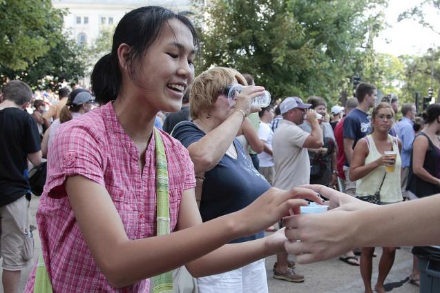 Kelly Mallon orders a blue raspberry Italian ice from Milano at Taste of Madison (Kait Vosswinkel/Madison Commons)