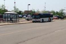 An East Towne bus stops along East Washington Ave (Yvonne Schwinge/Madison Area Bus Advocates)